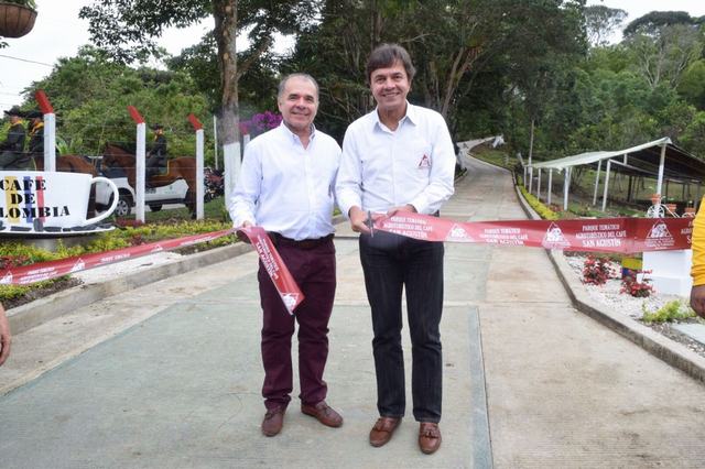 Jorge Enrique Montenegro, director Ejecutivo del Comité de Cafeteros del Huila y Roberto Vélez Vallejo, gerente de la FNC.